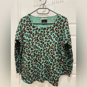 Leopard print buttons on the back light sweater